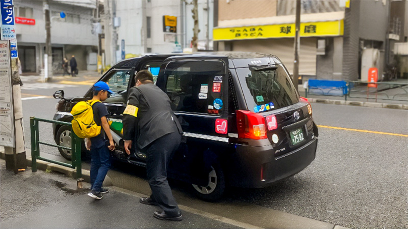 こどもび タクシーが送迎にきて、お子様が乗車するところ